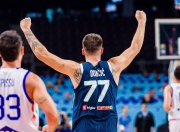 开云体育-东契奇迎来二十赛季高光表现，澳大利亚队球迷沸腾！的简单介绍